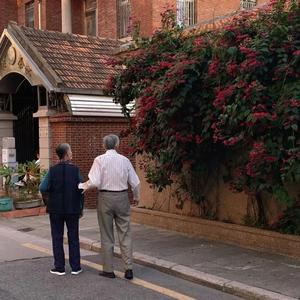 比基尼大乳少妇欧美被强奸
