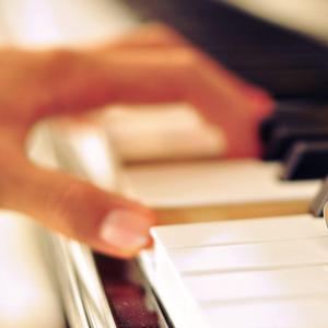 比基尼大乳少妇欧美被强奸
